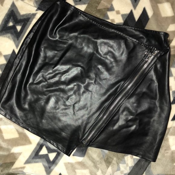 Faux Leather Zipper Skirt - Picture 6 of 6